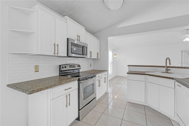 4617 Horseshoe Pick Ln, Valrico, FL 33594 - kitchen featuring stainless steel appliances, a sink, open shelves, backsplash, and vaulted ceiling