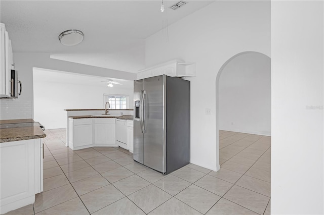 4617 Horseshoe Pick Ln, Valrico, FL 33594 - kitchen featuring stainless steel appliances, a ceiling fan, a sink, arched walkways, and a peninsula