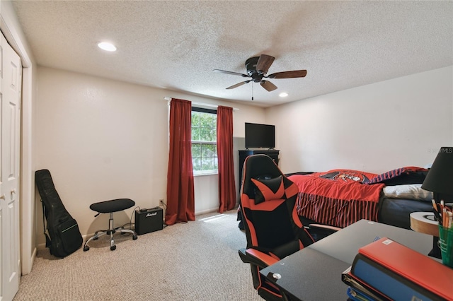 bedroom featuring carpet flooring, a textured ceiling, a ceiling fan, and recessed lighting