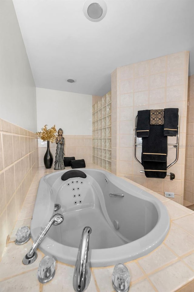 833 Lakeside Ter, Palm Harbor, FL 34683 - room details featuring a whirlpool tub