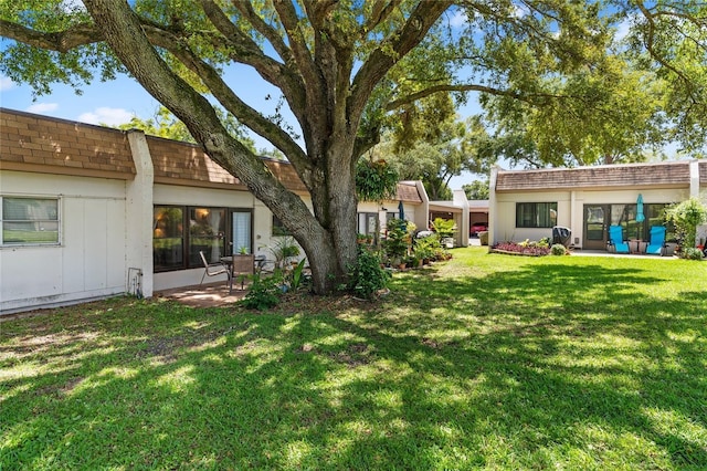 view of yard featuring a patio