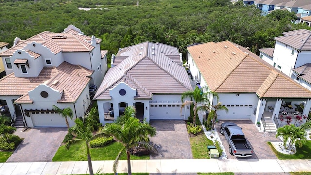 bird's eye view featuring a wooded view