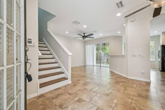 foyer featuring visible vents, baseboards, and ceiling fan
