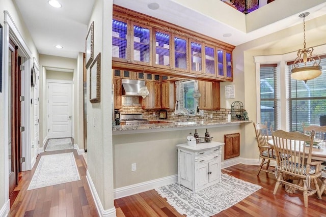 18929 Crescent Rd, Odessa, FL 33556 - kitchen featuring under cabinet range hood, hardwood / wood-style floors, range with gas cooktop, and recessed lighting