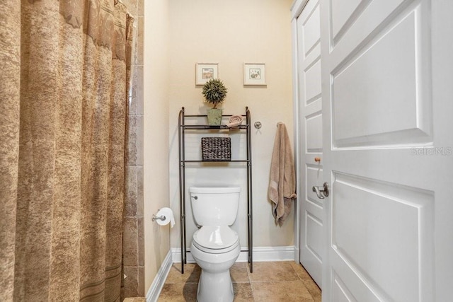 18929 Crescent Rd, Odessa, FL 33556 - bathroom featuring baseboards, toilet, tile patterned flooring, and a shower with shower curtain