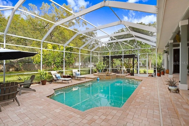 18929 Crescent Rd, Odessa, FL 33556 - view of swimming pool featuring a patio area, a lanai, and a pool with connected hot tub