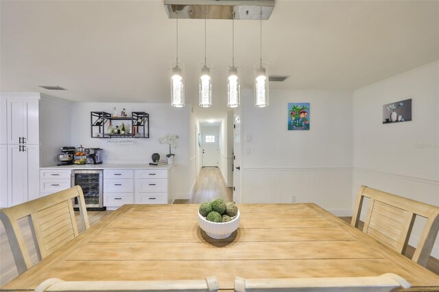 dining area featuring a dry bar, beverage cooler, and visible vents