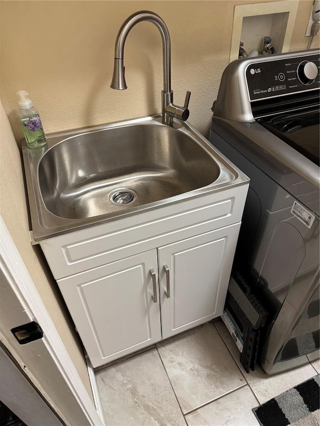 1747 Wood Brook St, Tarpon Springs, FL 34689 - detailed view of washer / clothes dryer, a sink, and a textured wall