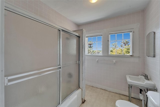 5603 Palmetto Rd, New Port Richey, FL 34652 - full bath featuring enclosed tub / shower combo, toilet, and tile walls