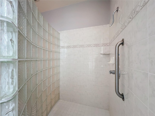 bathroom featuring tiled shower