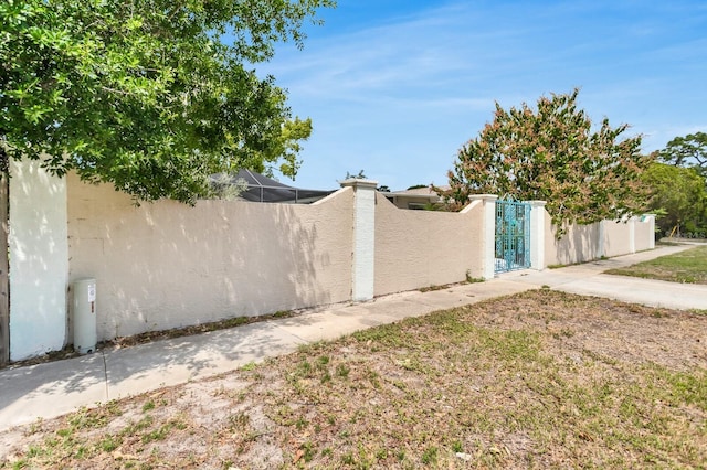 1403 Garden Ave, Tarpon Springs, FL 34689 - view of fenced front yard