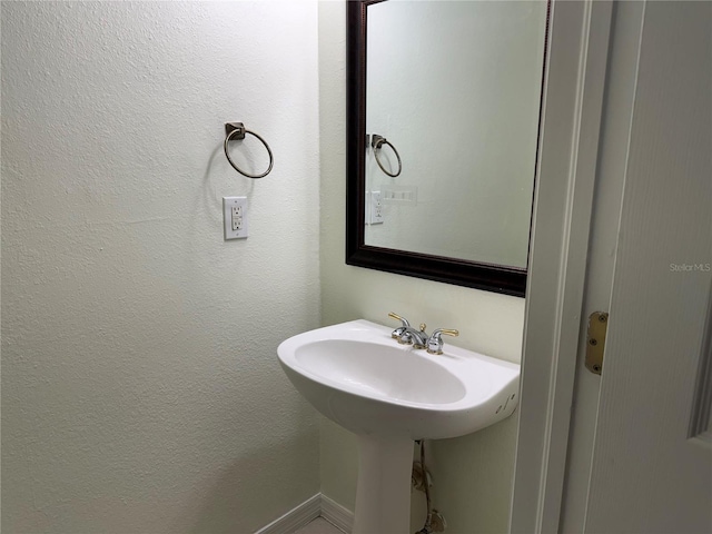 6405 Osprey Lake Cir, Riverview, FL 33578 - bathroom featuring a textured wall