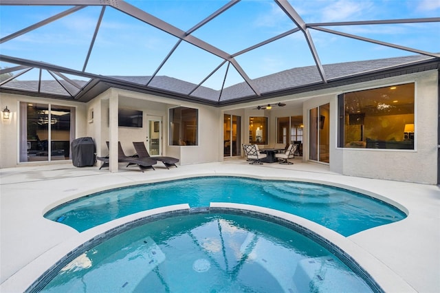 view of pool featuring a patio, a pool with connected hot tub, a ceiling fan, and outdoor dining space