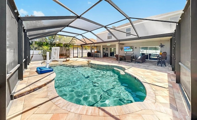 view of swimming pool with outdoor lounge area, fence, a fenced in pool, a patio area, and a lanai