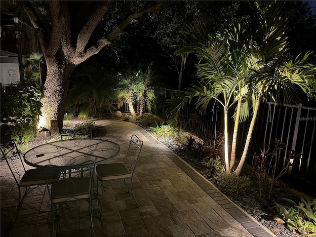 1750 Arabian Ln, Palm Harbor, FL 34685 - view of patio with outdoor dining space and fence