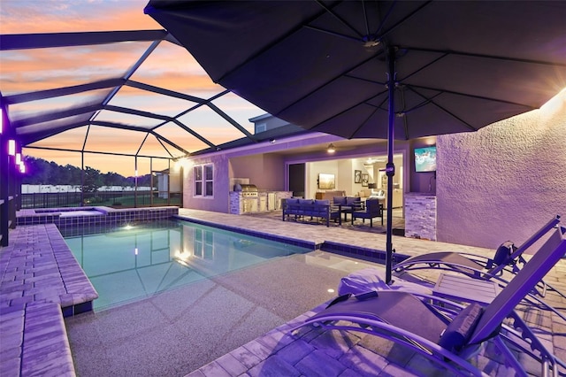 5477 Wayfarer Ave, Apollo Beach, FL 33572 - swimming pool with an outdoor kitchen, a patio area, an in-ground hot tub, an outdoor hangout area, and glass enclosure