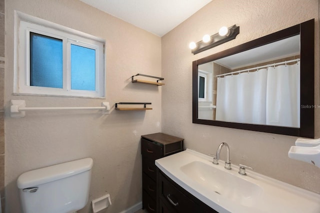 full bath with toilet, curtained shower, and vanity