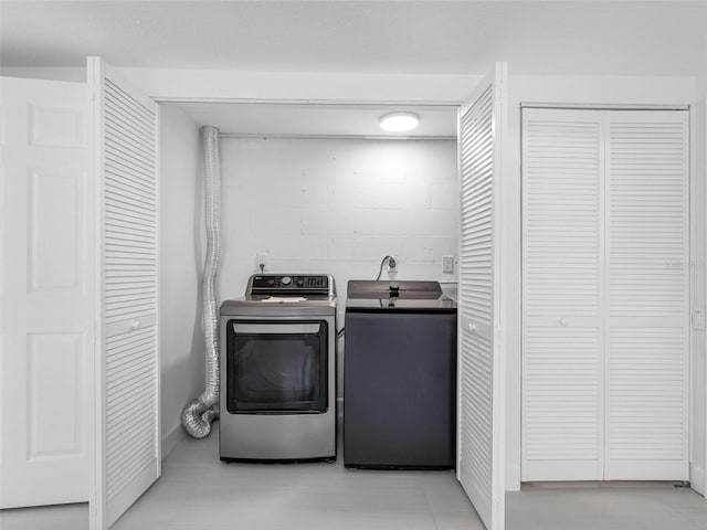 326 176th Avenue Cir, Redington Shores, FL 33708 - laundry room with washing machine and clothes dryer and concrete block wall