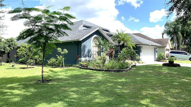 view of front of property featuring a garage, a front lawn, roof with shingles, and stucco siding