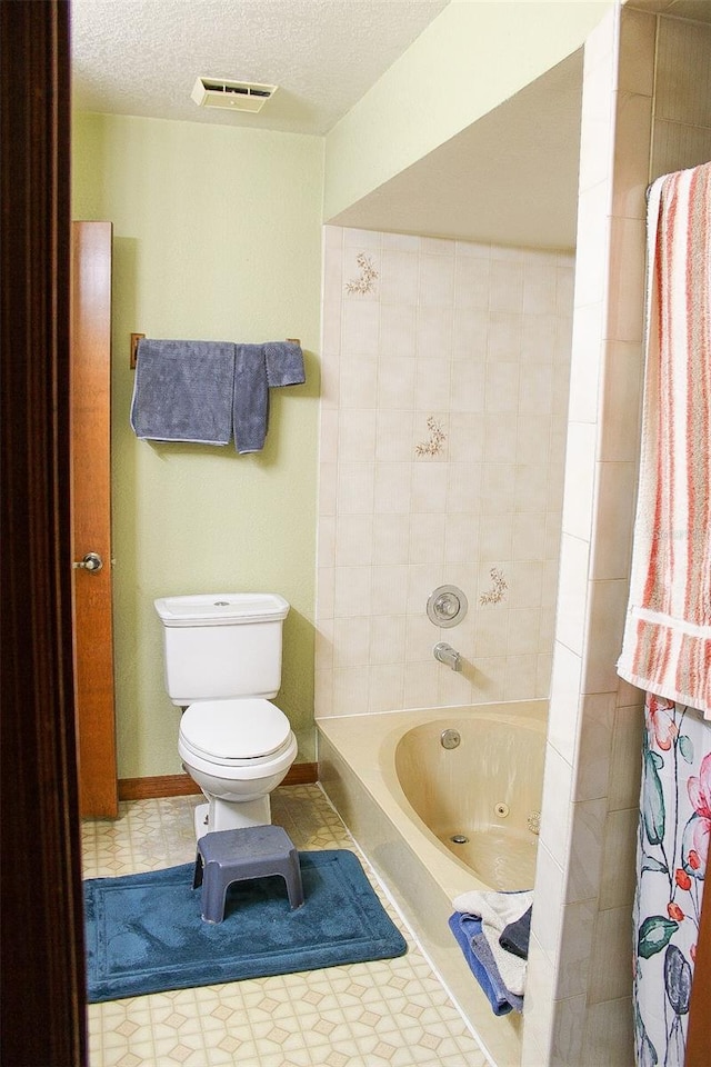16536 Caldwell Ln, Spring Hill, FL 34610 - full bath with a washtub, toilet, visible vents, and a textured ceiling
