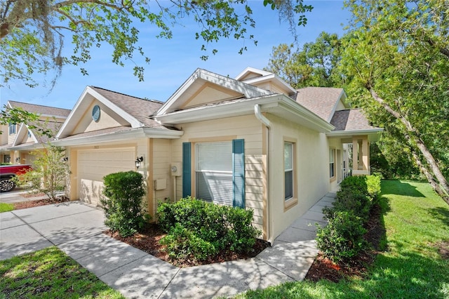 20221 Vintage Oaks Pl, Tampa, FL 33647 - view of front of property with roof with shingles, a garage, driveway, and a front yard