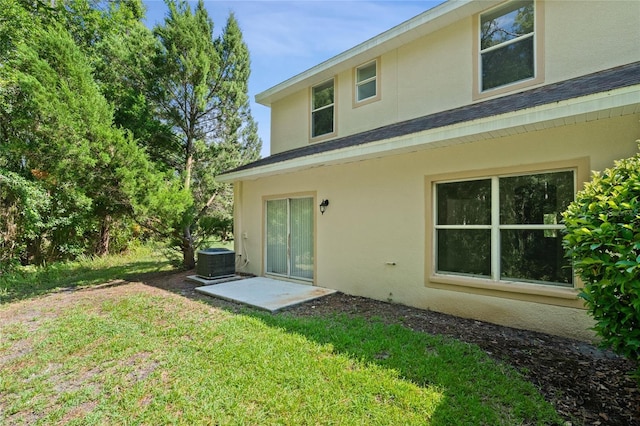 20221 Vintage Oaks Pl, Tampa, FL 33647 - rear view of property featuring stucco siding, central AC, and a yard