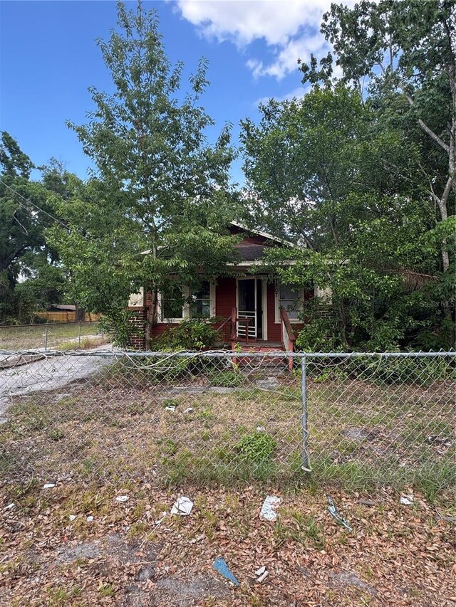 view of front of property featuring a fenced front yard