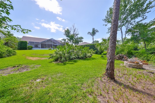 view of yard with a lanai