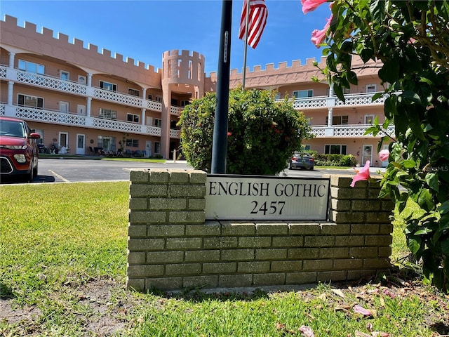 community sign featuring uncovered parking