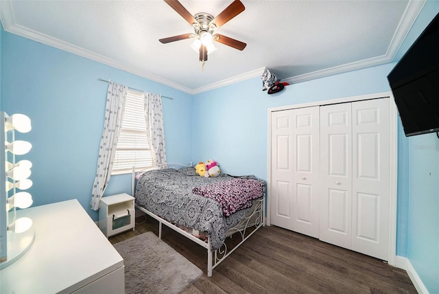 8407 Hunters Fork Loop, Ruskin, FL 33573 - bedroom featuring a closet, baseboards, ornamental molding, dark wood finished floors, and ceiling fan