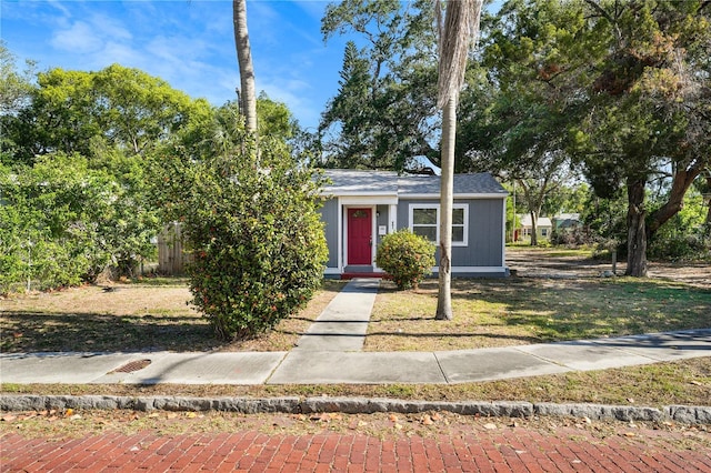 view of front facade featuring a front lawn