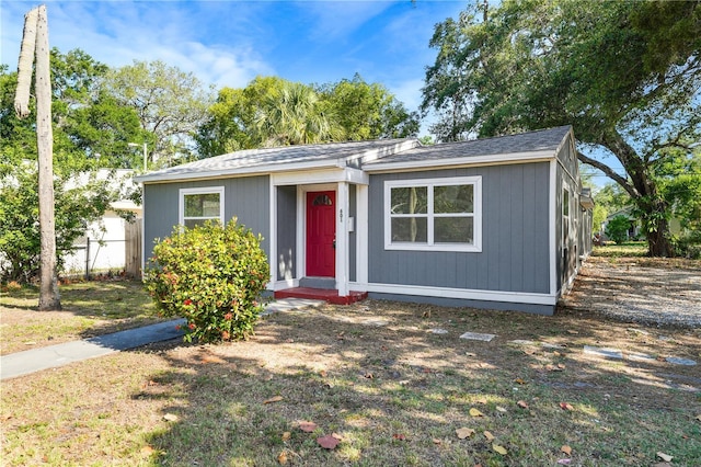 bungalow-style house featuring fence