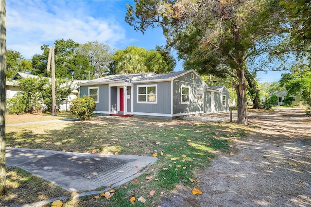 bungalow featuring a front lawn