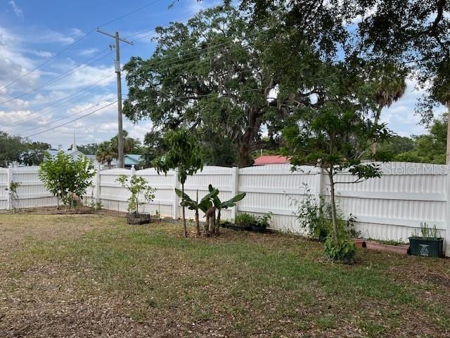 view of yard featuring a fenced backyard