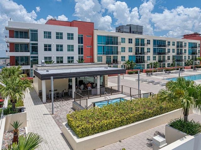 view of apartment building / complex