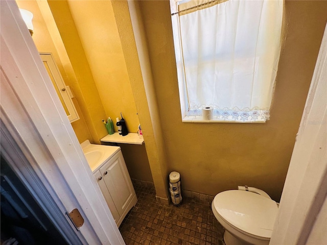 1101 Alcazar Way S, Saint Petersburg, FL 33705 - half bath with toilet and vanity