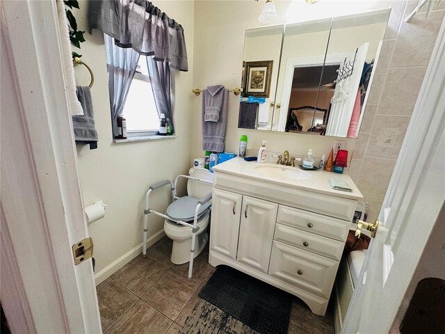 1101 Alcazar Way S, Saint Petersburg, FL 33705 - full bath featuring toilet, baseboards, curtained shower, and vanity