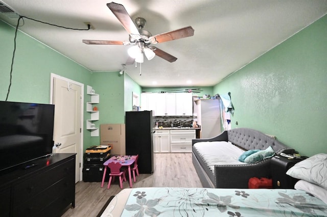 11314 Silverleaf Ct, Riverview, FL 33579 - bedroom featuring freestanding refrigerator, light wood-style floors, and a ceiling fan