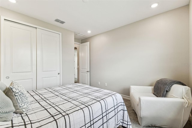 carpeted bedroom featuring recessed lighting, baseboards, and a closet