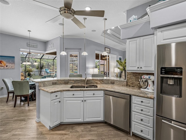 2908 89th Ave E, Parrish, FL 34219 - kitchen with appliances with stainless steel finishes, a sink, a peninsula, ceiling fan, and crown molding