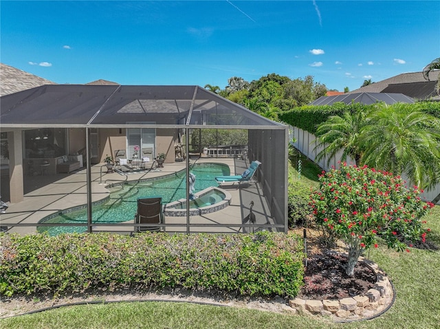 2908 89th Ave E, Parrish, FL 34219 - view of swimming pool with a patio area, a lanai, and a pool with connected hot tub