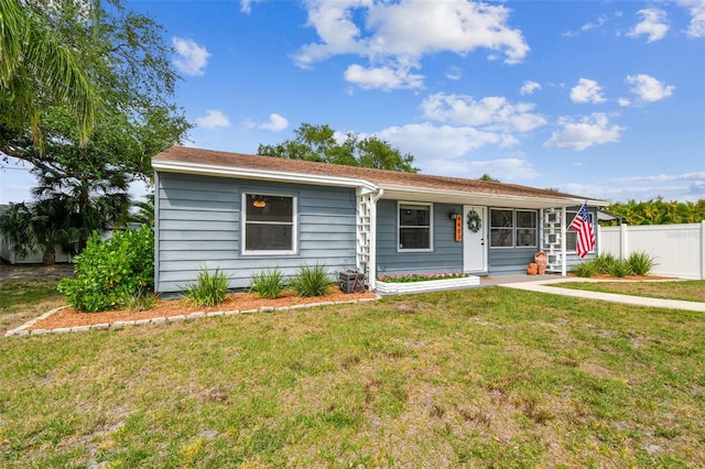 view of front of property featuring a front lawn and fence