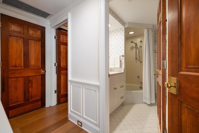 4 Belleview Blvd Unit 802, Belleair, FL 33756 - corridor featuring visible vents and a wainscoted wall