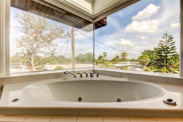 919 Sandpiper Way S, Saint Petersburg, FL 33707 - full bath with plenty of natural light and a whirlpool tub