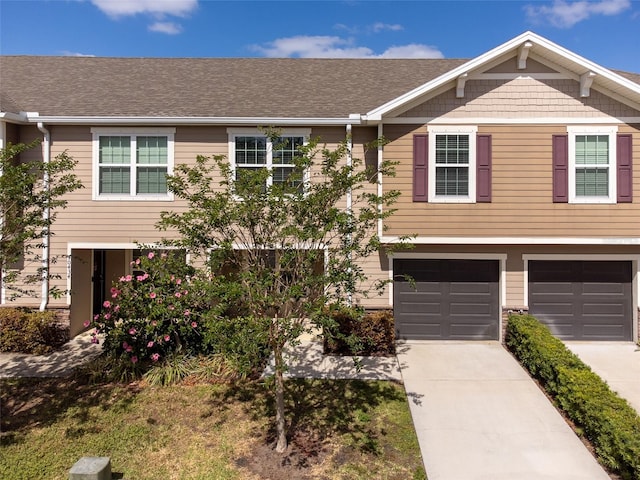 view of front facade featuring a garage and driveway