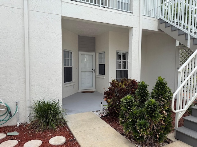 view of exterior entry featuring stucco siding