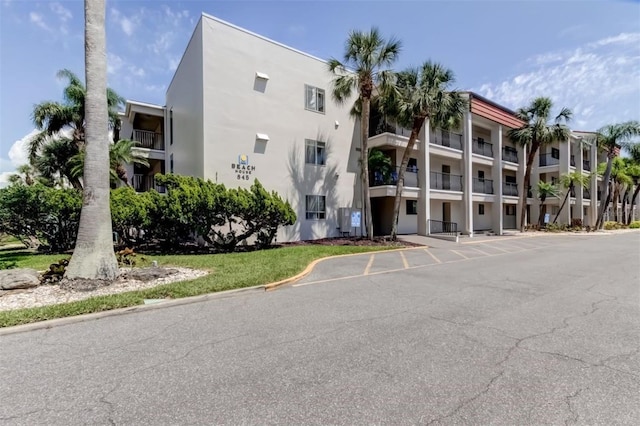 view of apartment building / complex