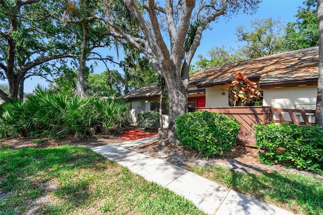 2953 Yucca Ct, Palm Harbor, FL 34684 - view of front facade featuring stucco siding and fence