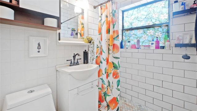 6325 9th Ave S, Gulfport, FL 33707 - bathroom featuring tile walls, curtained shower, vanity, and toilet