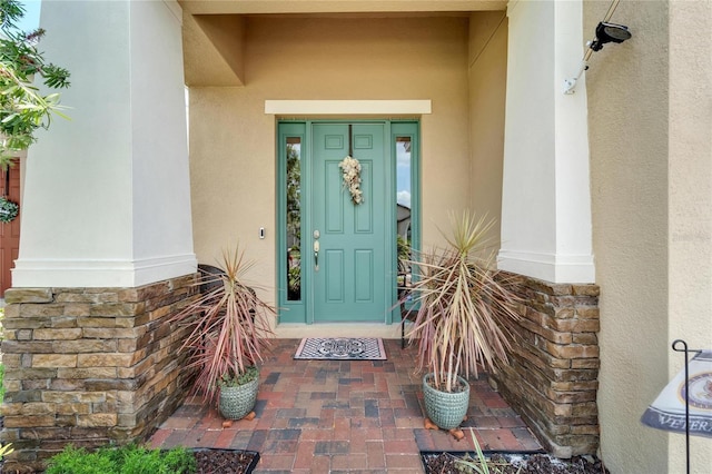 entrance to property with stucco siding